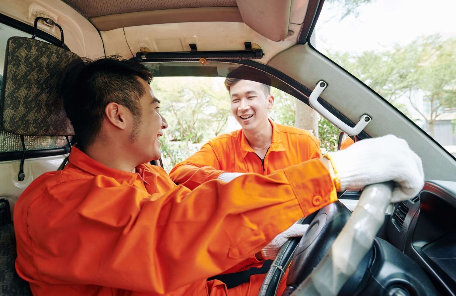 The impact of e-commerce on the trucking and delivery business drivers having small talk xwa7nk7